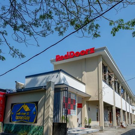 Reddoorz Near Padang Golf Adisucipto Hotel Potrojayan Kültér fotó
