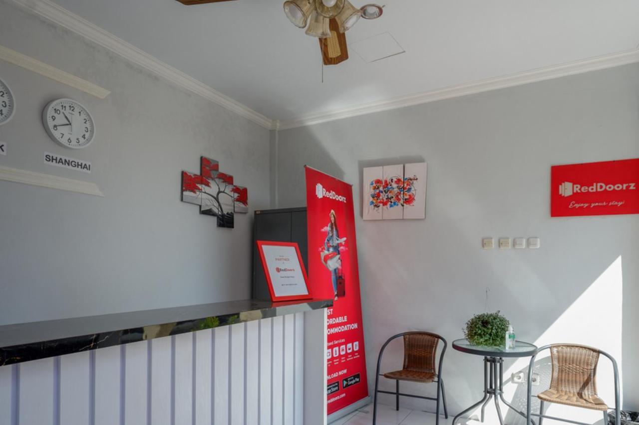 Reddoorz Near Padang Golf Adisucipto Hotel Potrojayan Kültér fotó