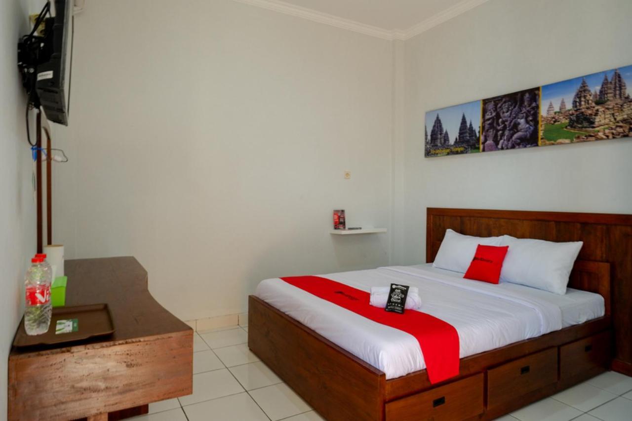 Reddoorz Near Padang Golf Adisucipto Hotel Potrojayan Kültér fotó
