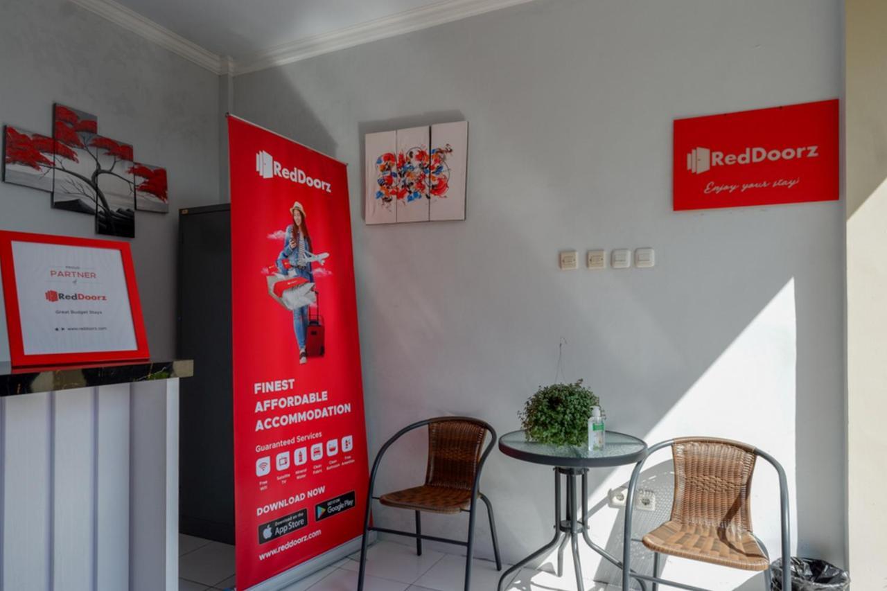 Reddoorz Near Padang Golf Adisucipto Hotel Potrojayan Kültér fotó