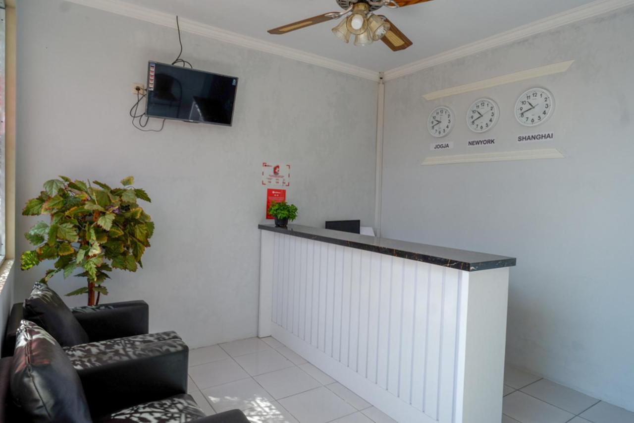 Reddoorz Near Padang Golf Adisucipto Hotel Potrojayan Kültér fotó