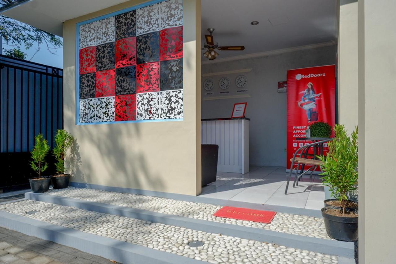 Reddoorz Near Padang Golf Adisucipto Hotel Potrojayan Kültér fotó