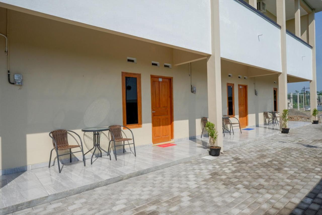 Reddoorz Near Padang Golf Adisucipto Hotel Potrojayan Kültér fotó