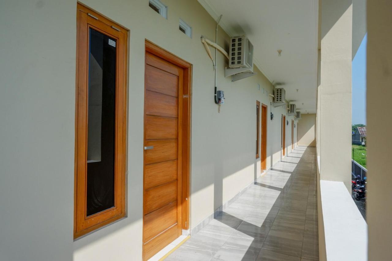 Reddoorz Near Padang Golf Adisucipto Hotel Potrojayan Kültér fotó