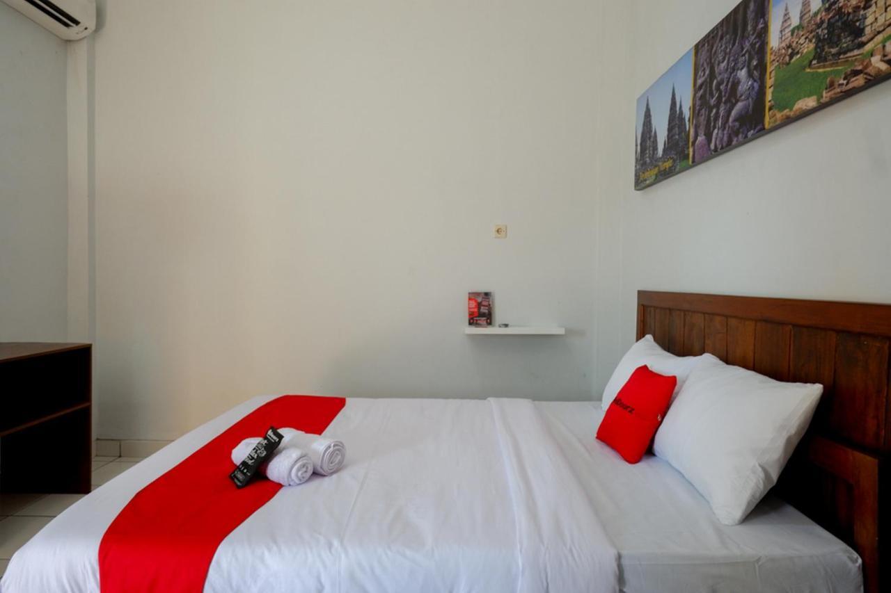 Reddoorz Near Padang Golf Adisucipto Hotel Potrojayan Kültér fotó