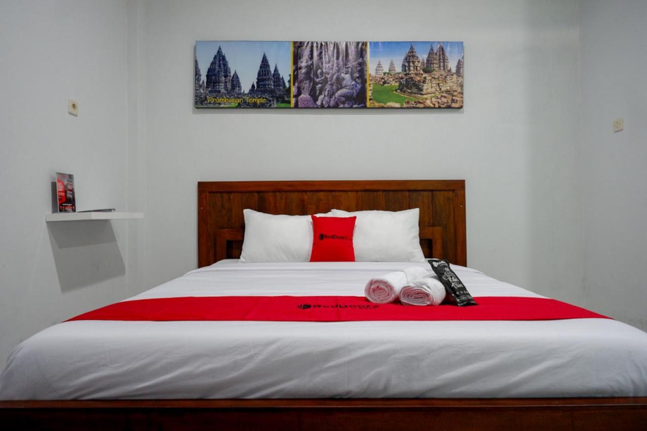 Reddoorz Near Padang Golf Adisucipto Hotel Potrojayan Kültér fotó