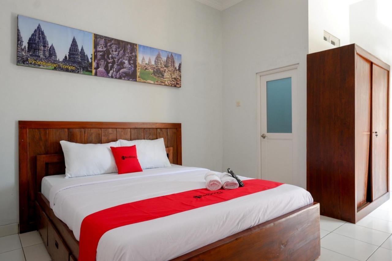 Reddoorz Near Padang Golf Adisucipto Hotel Potrojayan Kültér fotó