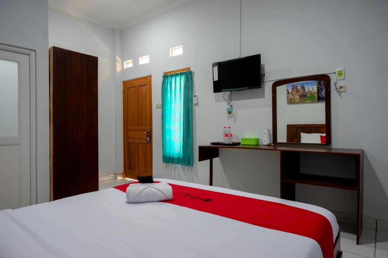 Reddoorz Near Padang Golf Adisucipto Hotel Potrojayan Kültér fotó