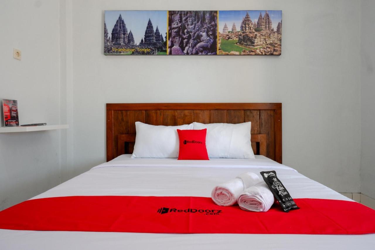 Reddoorz Near Padang Golf Adisucipto Hotel Potrojayan Kültér fotó