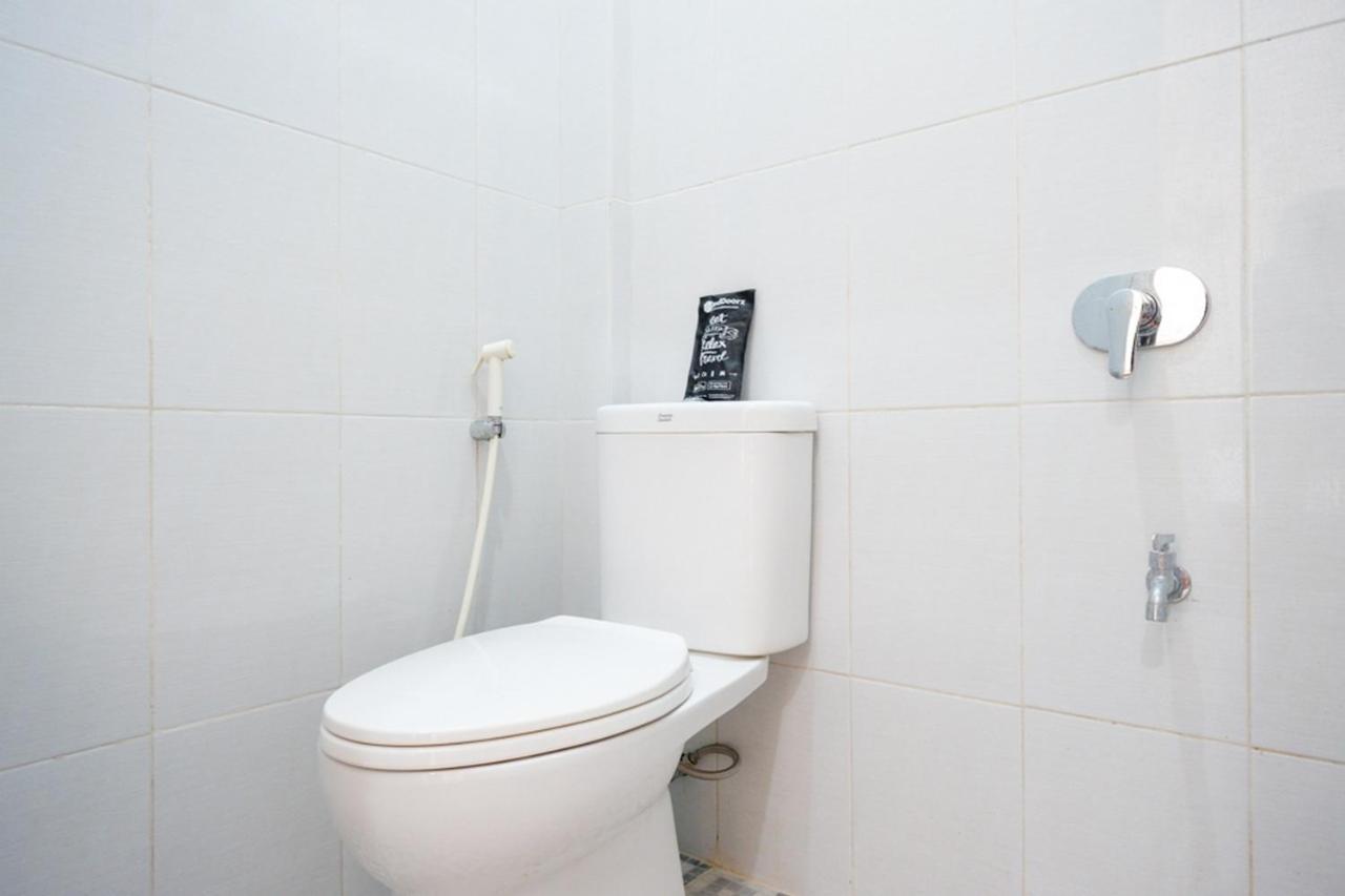 Reddoorz Near Padang Golf Adisucipto Hotel Potrojayan Kültér fotó