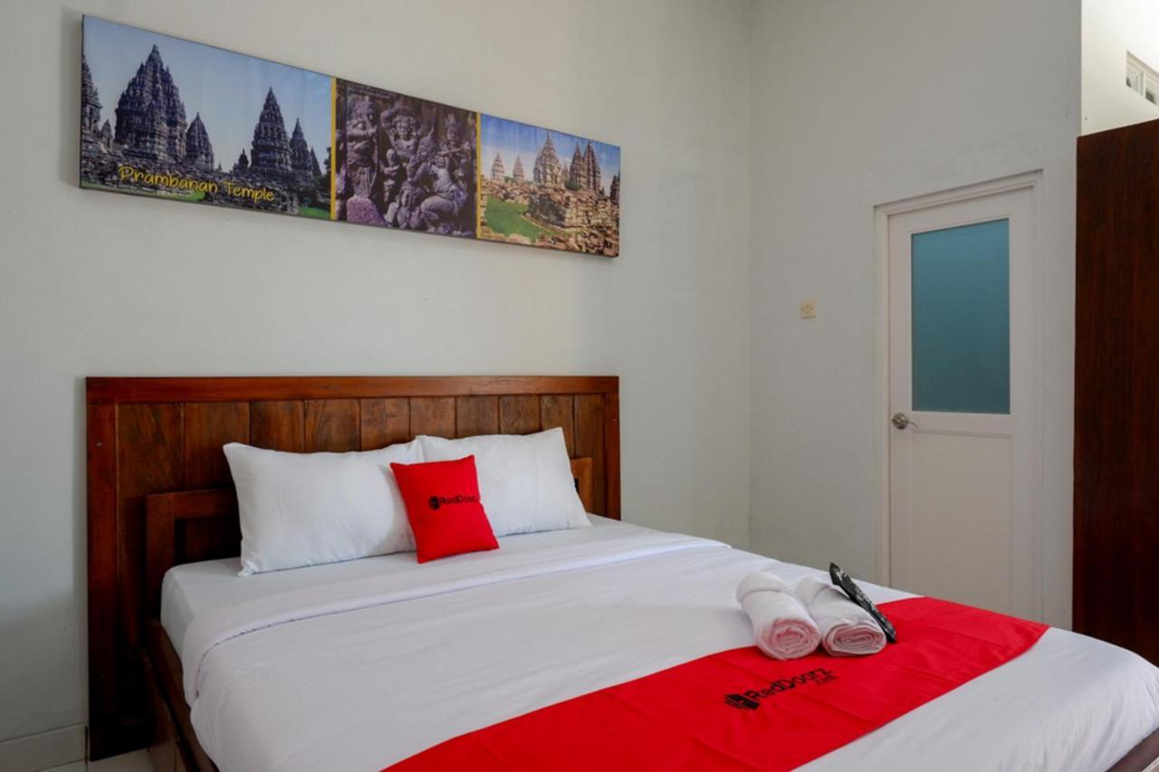 Reddoorz Near Padang Golf Adisucipto Hotel Potrojayan Kültér fotó