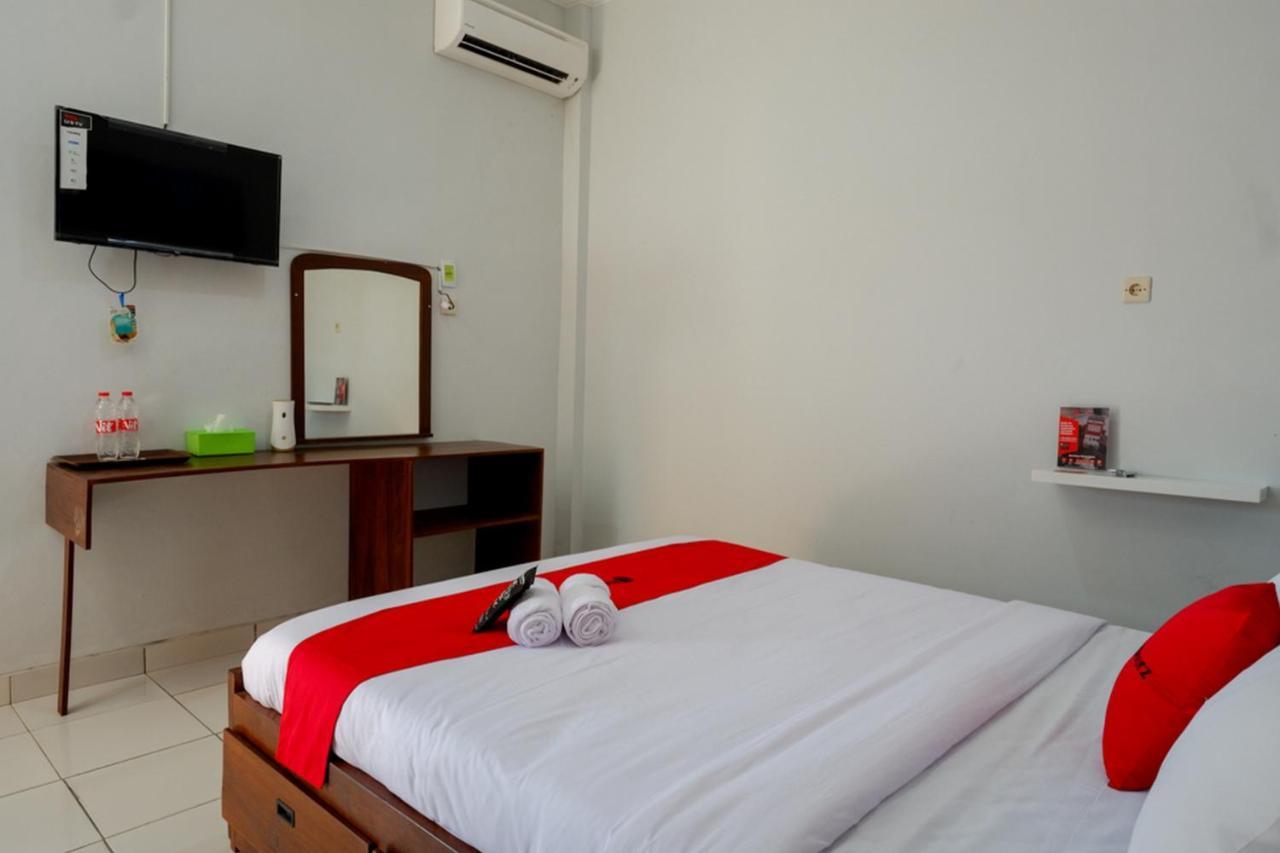 Reddoorz Near Padang Golf Adisucipto Hotel Potrojayan Kültér fotó