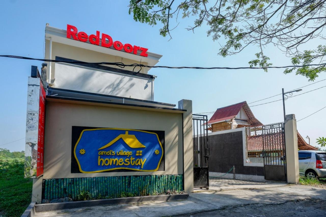 Reddoorz Near Padang Golf Adisucipto Hotel Potrojayan Kültér fotó